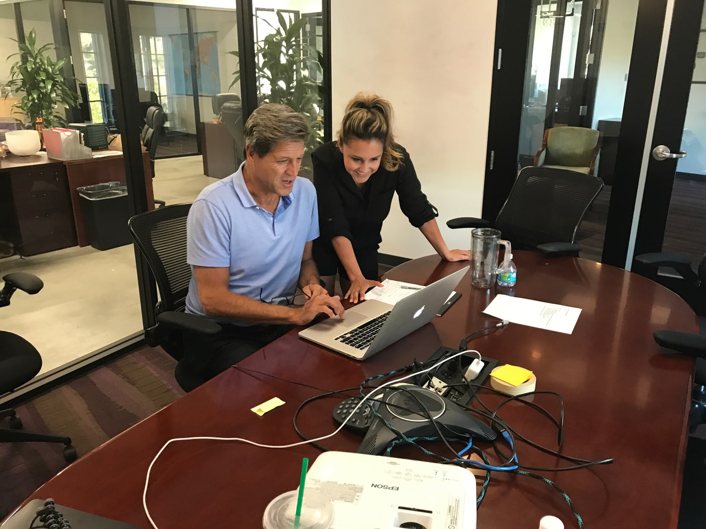 Ariadna Jacob and John Assaraf working together at a laptop